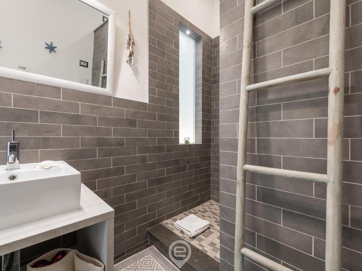 Apartment 73 E 74 - 74 *