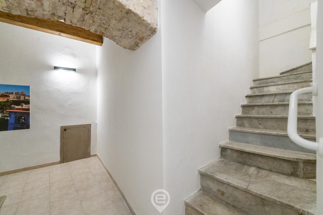 Apartment 73 E 74 - 74 *